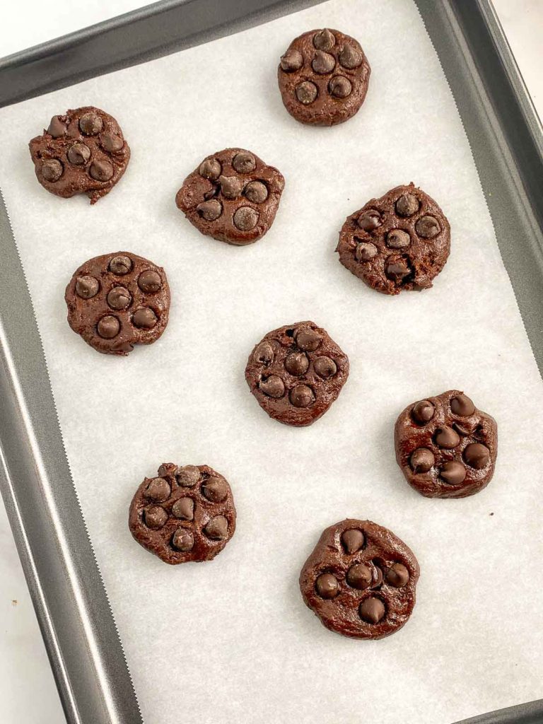 Cookies on baking sheet before baking.